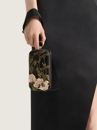 Abend-Clutch mit Blumenstickereien und Schleife
