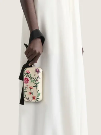 Abend-Clutch mit Blumenstickereien und Schleife