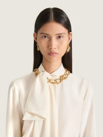 Asymmetrische Ohrringe mit Kettengliedern aus Metall