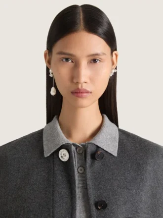 Asymmetrische Ohrringe mit Kristallperlen aus Metall, Kristallen und Perlen