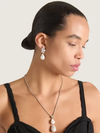 Asymmetrische Ohrringe mit Kristallperlen aus Metall, Kristallen und Perlen