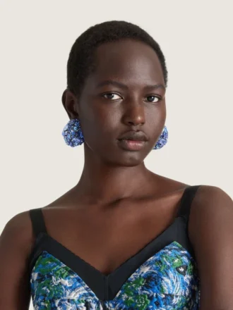 Auffällige Clip-Ohrringe aus Metall und Kristallen