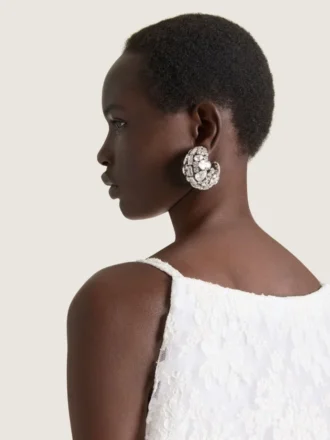 Auffällige Clip-Ohrringe aus Metall und Kristallen