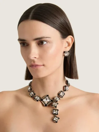 Dekonstruierte Kristallkette aus Metall und Kristallen