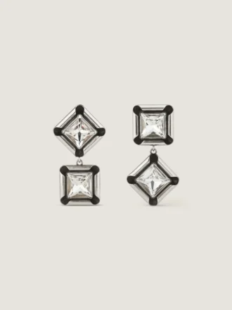 Dekonstruierte Kristallohrringe aus Metall und Kristallen