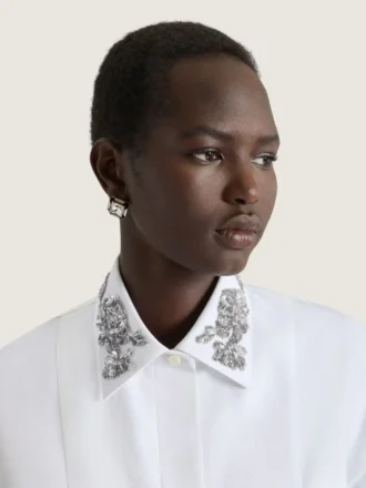 Dekonstruierte Kristallohrringe aus Metall und Kristallen