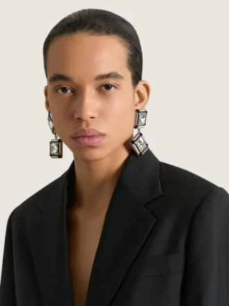 Dekonstruierte Kristallohrringe aus Metall und Kristallen