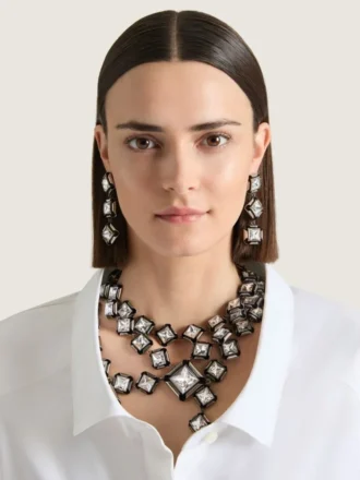 Dekonstruierte Kristallohrringe aus Metall und Kristallen