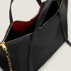 Die Snatch-Tasche in genarbtem Leder