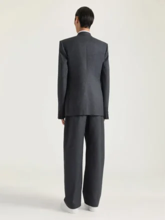 Einreihige, kragenlose, taillierte Jacke aus Flanell