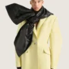 Eng anliegender Mantel aus Leder Eng anliegender Mantel aus Leder