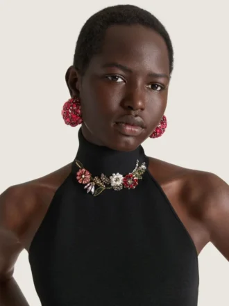 Auffällige Clip-Ohrringe aus Metall und Kristallen