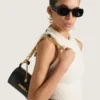 Kleine Pout-Tasche aus Leder mit Glücksbringer-Kette