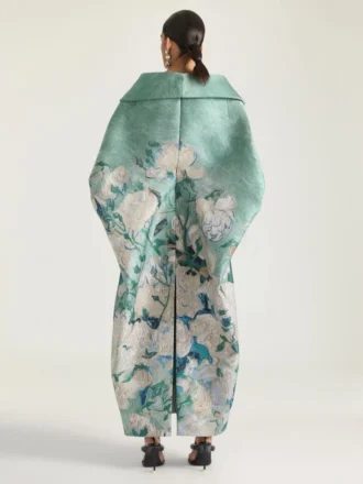 Langer Mantel mit Schlitzen aus Rosen-Jacquard