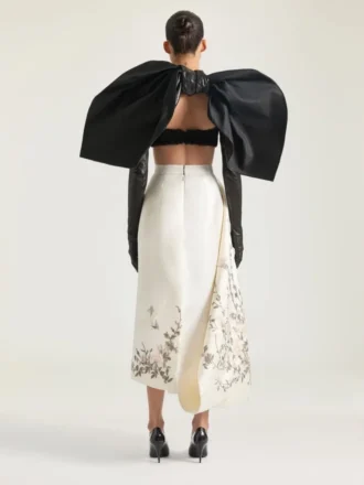 Langer Rock aus Satin mit Schleife und Stickereien