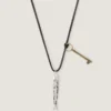 Lucky Charms-Halskette aus Leder und Metall Lucky Charms-Halskette aus Leder und Metall