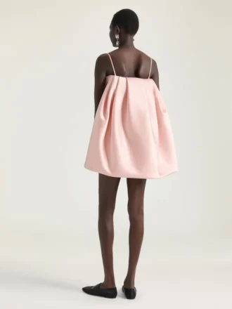 Mini-Kleid aus Satin mit Cape