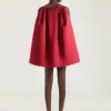 Mini-Kleid aus Satin mit Cape