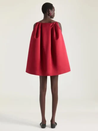Mini-Kleid aus Satin mit Cape