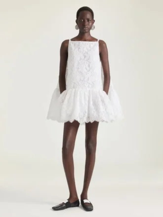 Mini-Kleid mit Rüschen und Ausschnitt aus Spitze