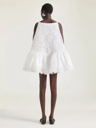 Mini-Kleid mit Rüschen und Ausschnitt aus Spitze