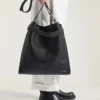 Mittlere Hobo-Tasche mit Gürtel aus genarbtem Leder