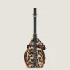 Mittlere Voyou Bag aus Kalbsleder in Pony-Optik mit Leopardenmuster
