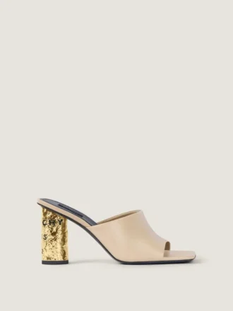 Mules mit Absatz und Bandverzierung aus Leder