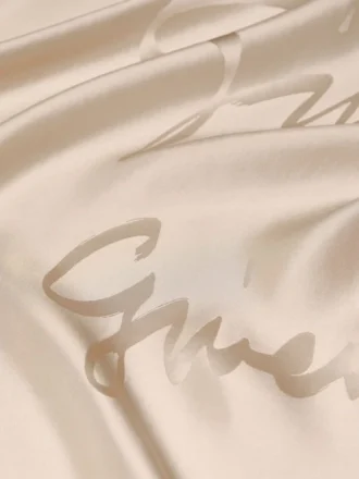 Quadratisches Motiv aus Seidenjacquard mit Givenchy-Signatur