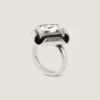 Ring mit dekonstruierten Kristallen aus Metall und Kristallen Ring mit dekonstruierten Kristallen aus Metall und Kristallen