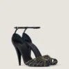 Sandalen mit Keilabsatz aus Leder mit Nieten Sandalen mit Keilabsatz aus Leder mit Nieten