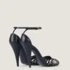 Sandalen mit Keilabsatz aus Leder mit Nieten Sandalen mit Keilabsatz aus Leder mit Nieten