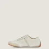 Schlanke Sneaker aus lackiertem Mesh und Wildleder
