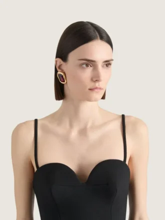 Skulpturale Kristallohrringe aus Metall und Kristallen