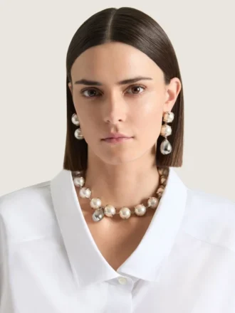 Spitze, asymmetrische Ohrringe aus Metall und Perlen